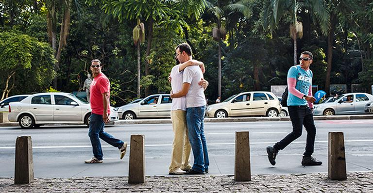 Projeto fotográfico mostra que a troca de afeto em público gera estranhamento