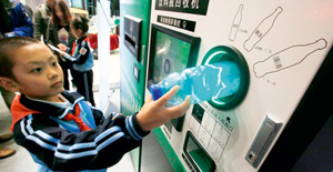 Em Pequim você compra a passagem de trem ou recarrega o celular com garrafa PET