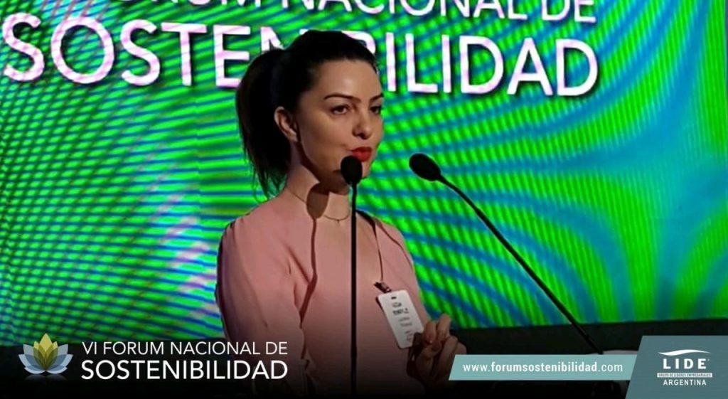 Luciana Pianaro palestra em evento na Argentina