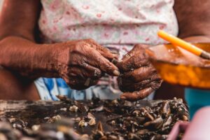 Entremarés: a força feminina entranhada nas águas do mangue