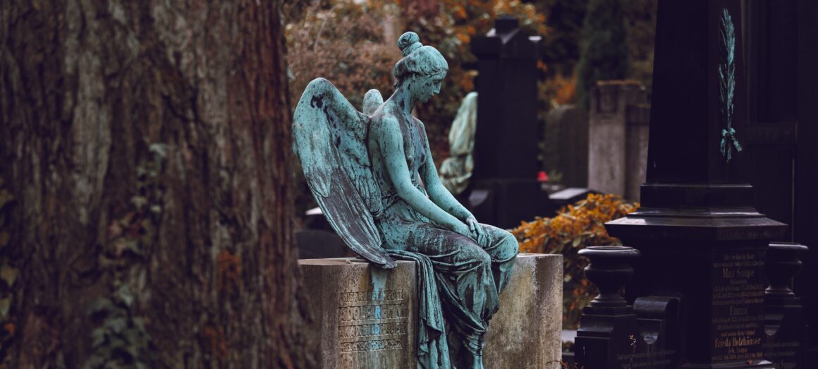 escultura-de-anjo-no-cemitério