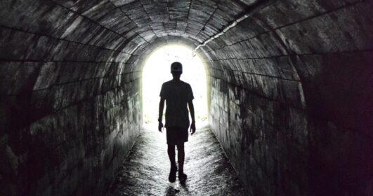 homem caminhando no tunel