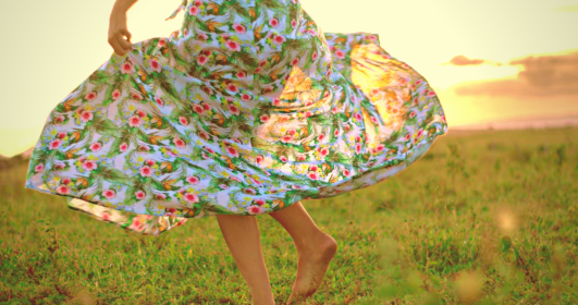Imagem com uma mulher brincando de rodar a saia, utilizando ideias para simplificar a vida..