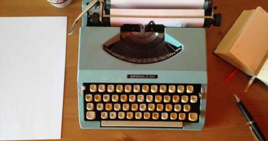 Máquina de escrever e a concisão dos textos impressos.