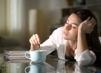 mulher-exausta-a-tomar-café