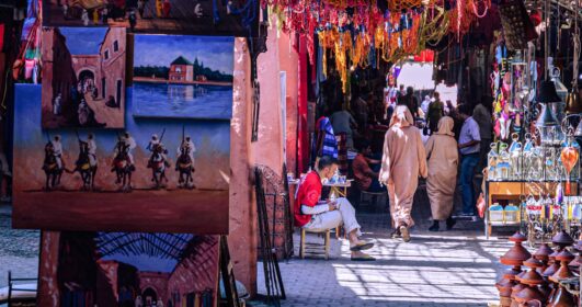 Foto de um mercado em Marrakech, no Marrocos.