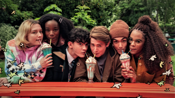 cena mostra casais da trama de Heartstopper tomando milkshake