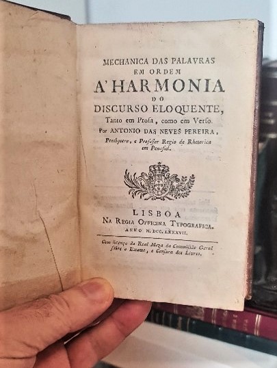 Imagem mostra a primeira página de um livro raro.