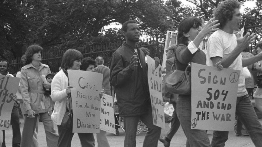 Foto de um grupo de ativistas hippies nos Estados Unidos contra a guerra no Vietnã e a favor dos direitos das pessoas com deficiência. 6 documentários para uma vida inspiradora e com propósito