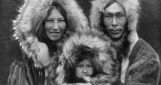foto de uma família esquimó