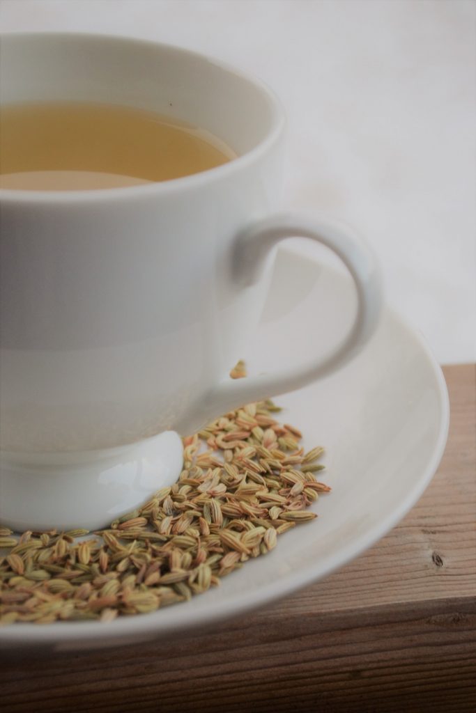 Foto de erva-doce e uma xícara de chá. Tipos de chás e seus benefícios