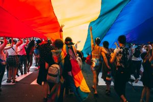 Diversidade nas redes: 7 criadores de conteúdo LGBTQIAP+ para conhecer