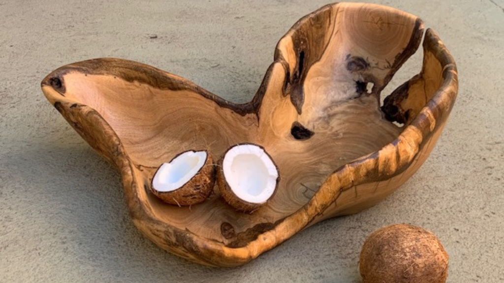 Foto de uma fruteira em formato irregular feita a partir da madeira. Artesanato