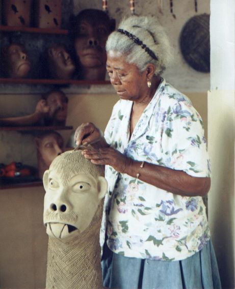 Ana das Carrancas trabalhando em uma escultura.