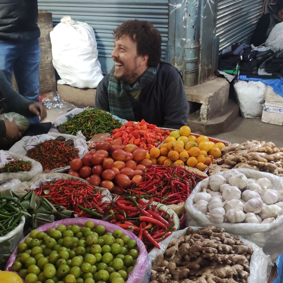 André Mafra sorrindo em uma feira de especiarias na Índia