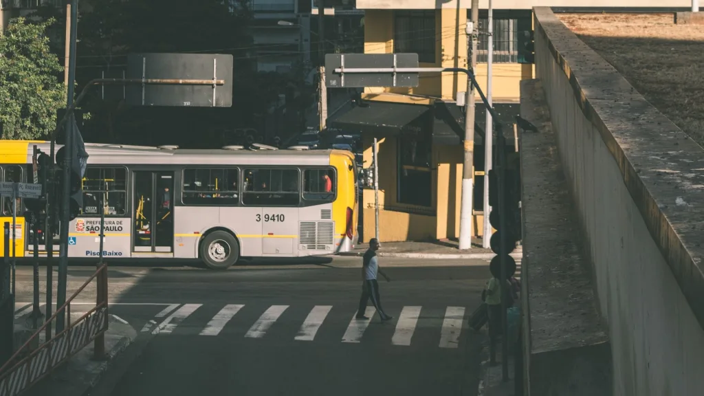 Andar de ônibus pode ser uma aventura amarga ou prazerosa