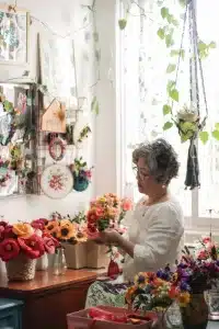 Artista recria flores e folhagens em tecidos coloridos e sustentáveis