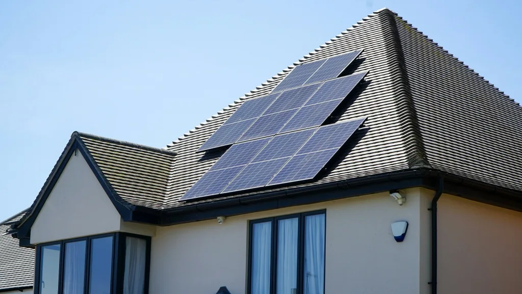 Energia solar: veja quanto custa instalar em casa e como economizar