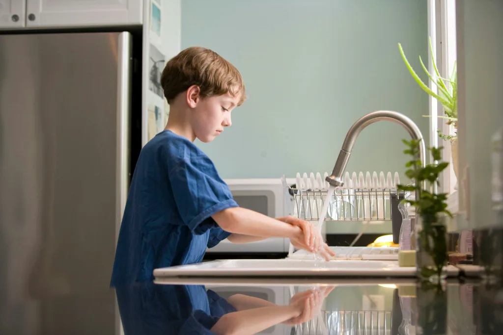 Qual a importância de também ensinar tarefas domésticas para meninos?