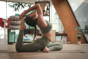 Como praticar yoga em casa