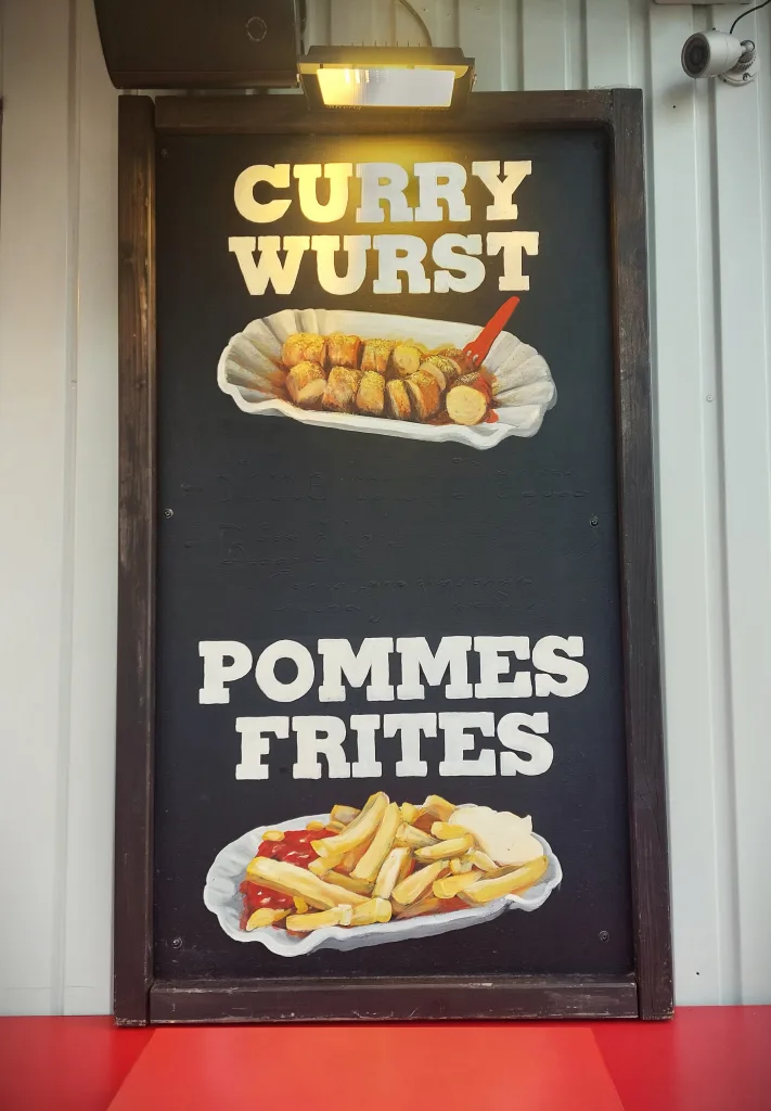 Currywurst e opções.