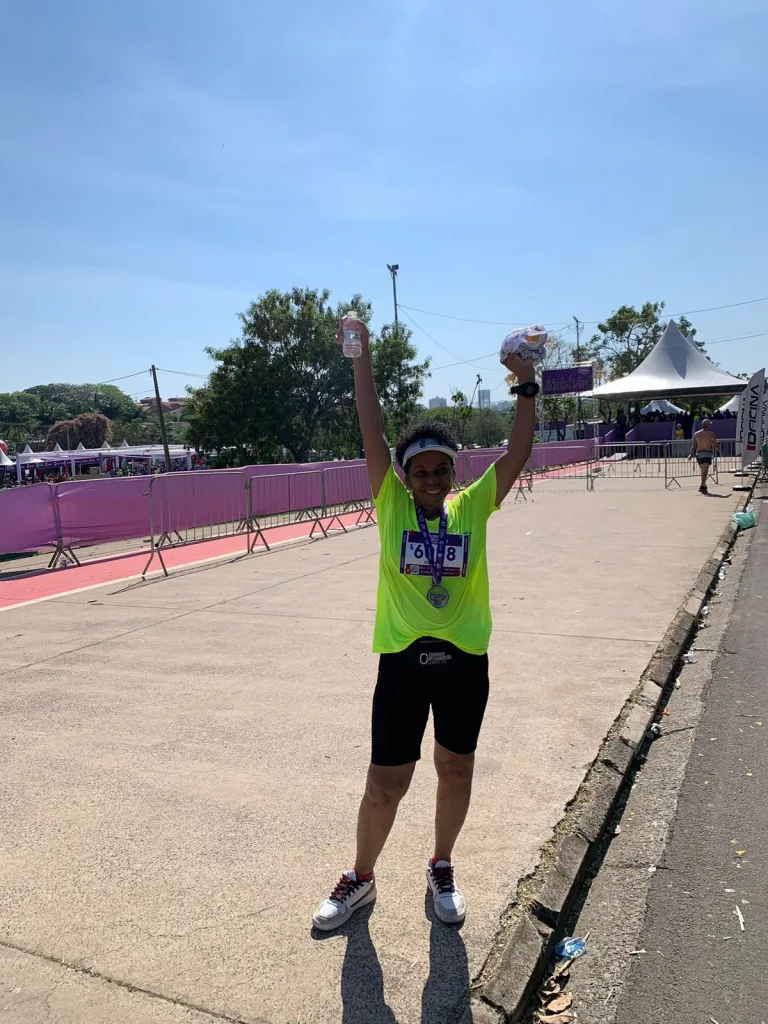 Orlanda comemora o fim de mais uma competição de corrida.