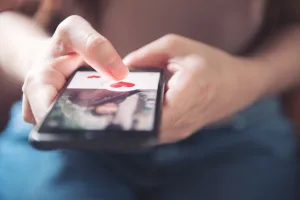 Para além do match, internet vem mudando relacionamentos