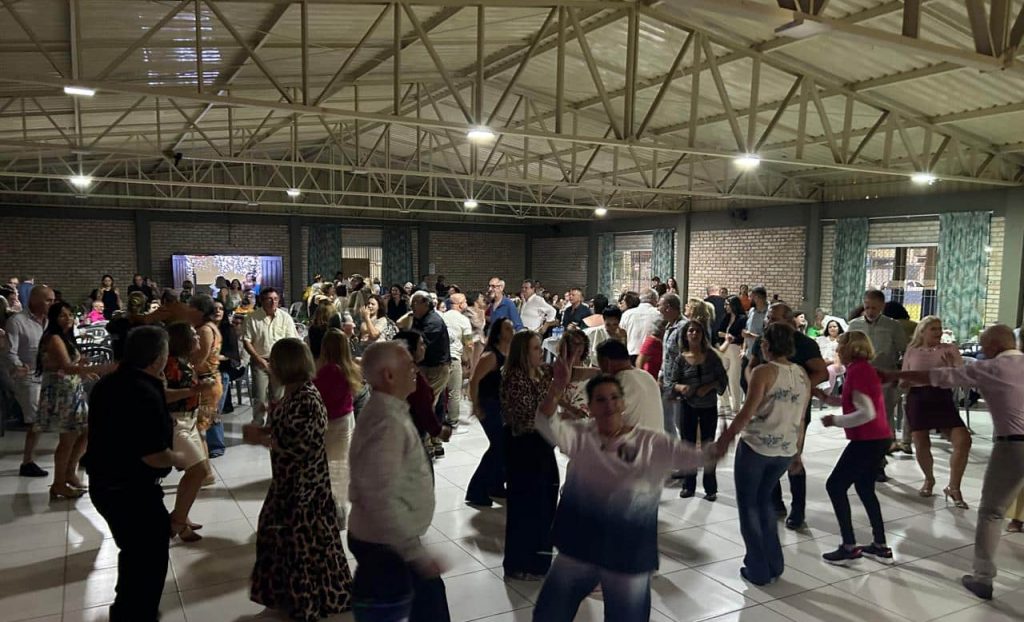 Baile de primavera organizado pelo grupo de dança Balanço das Ondas. 