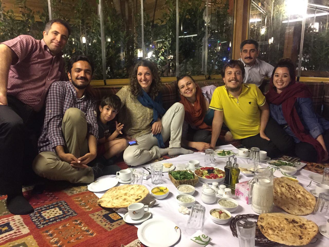 Viajar trouxe amigos e vivências. Jantar no SPU, Tehran.