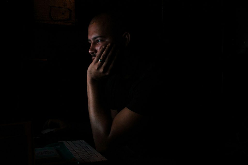 A vida em ‘fogo baixo’: o silêncio da anestesia emocional