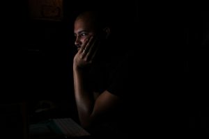 A vida em ‘fogo baixo’: o silêncio da anestesia emocional