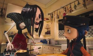 A imagem mostra duas personagens animadas em uma cozinha: uma figura esquelética e ameaçadora de cabelo preto encarando uma garota de expressão preocupada. O clima é tenso e sombrio, sugerindo um momento de conflito ou desconfiança.