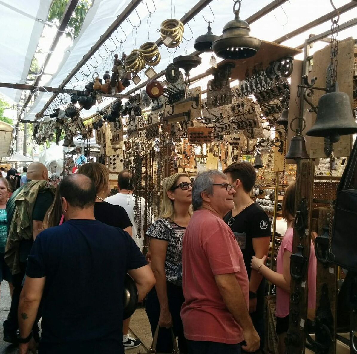 Pessoas olham antiguidades na Feira da Benedito Calixto