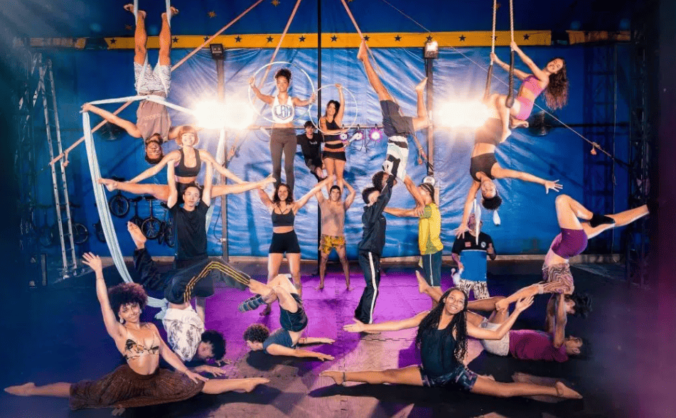 Grupo de pessoas praticam circo