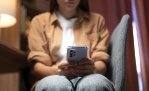 Doomscrolling: rolar o feed sem parar afeta a sua saúde mental